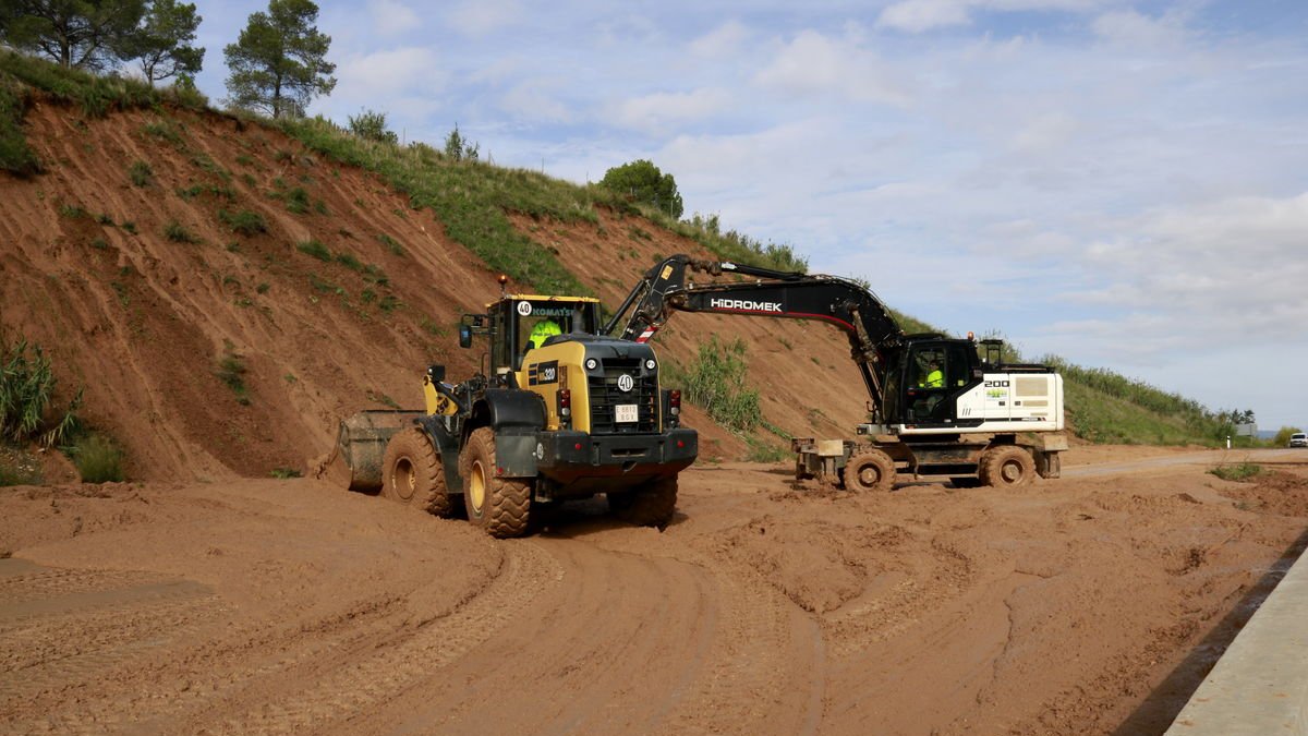 Màquines treballant per netejar el fang de l’autovia A-27 a Valls. - M. CODINAS