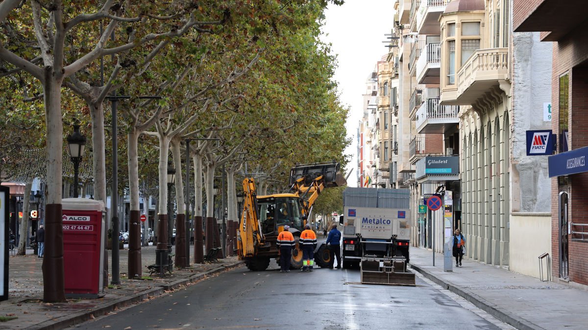 Los trabajos empezaron ayer en la calzada y el paseo central de la Rambla en sentido al Pont Vell. - AMADO FORROLLA