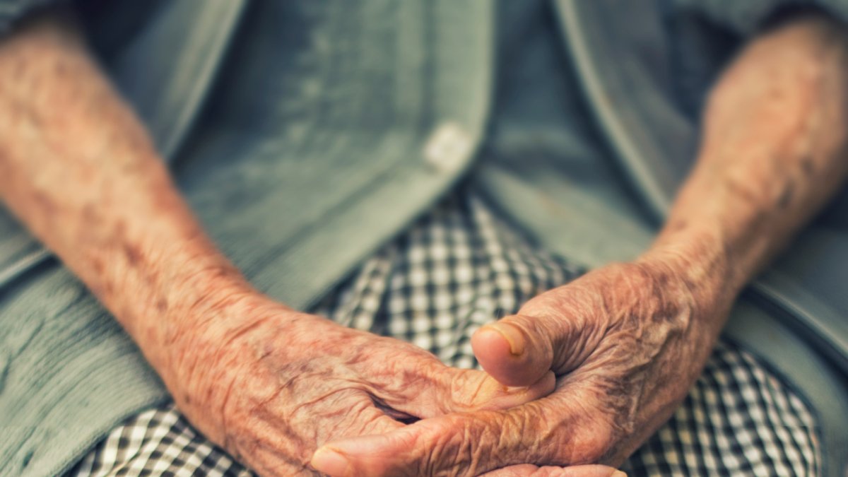 Un estudio de la UPF concluye que a los enfermos de Alzheimer se les tiene que hablar con afecto pero de manera firme.