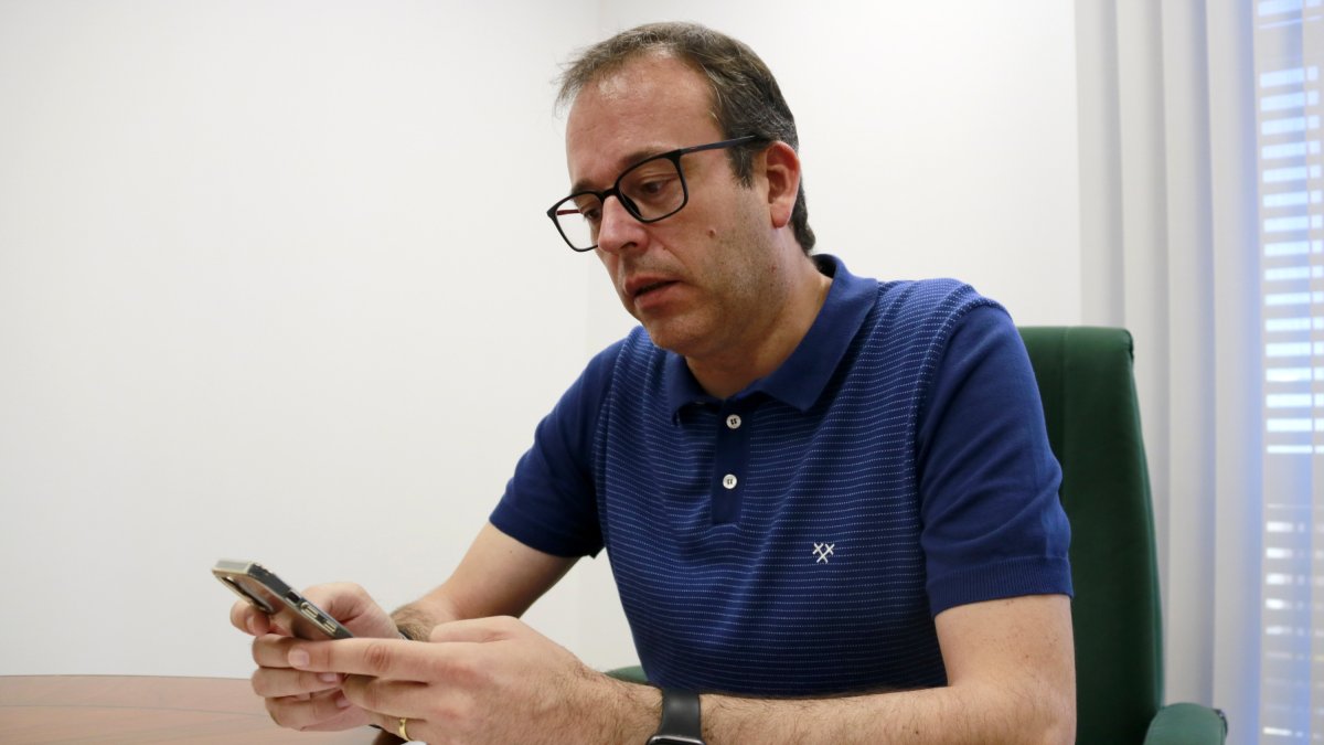 L'alcalde de Mollerussa, Marc Solsona, mirant el mòbil.
