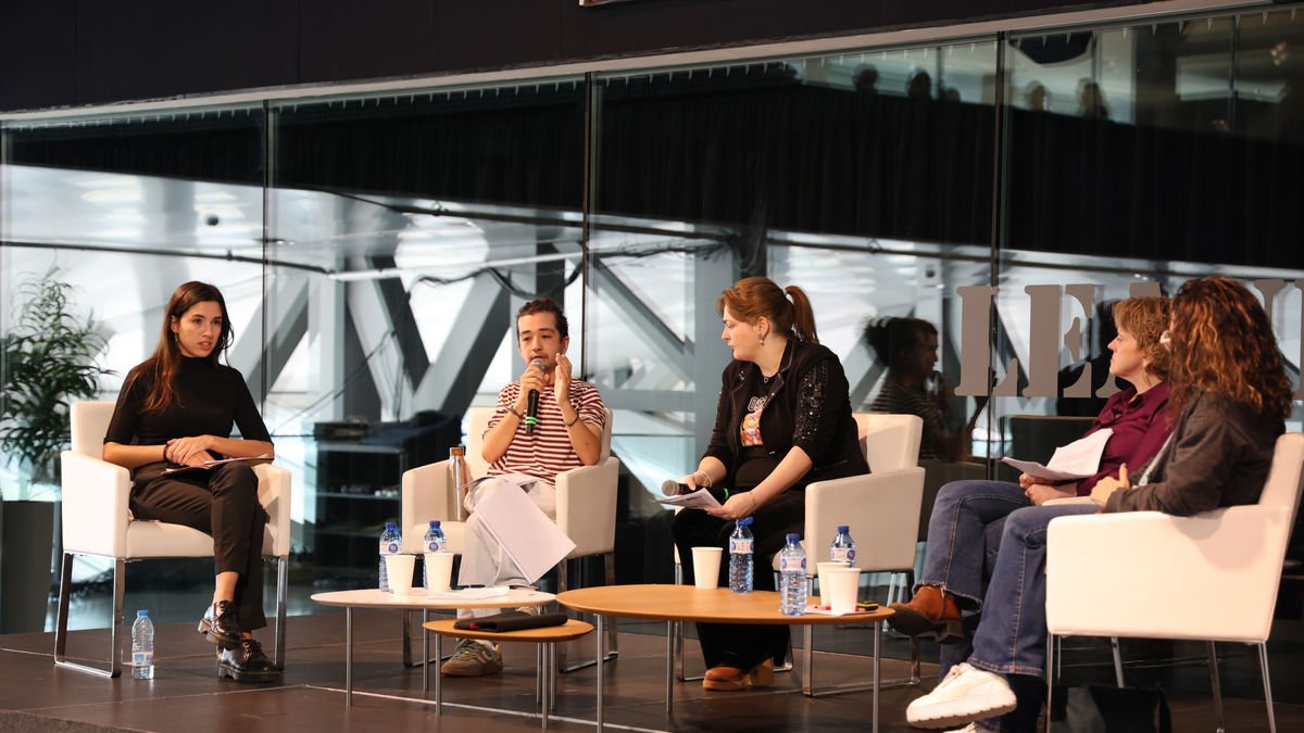 Quinze empreses i tretze ONG de Lleida van participar ahir en la jornada ‘Connectant Valors’ a la Llotja. - AMADO FORROLLA