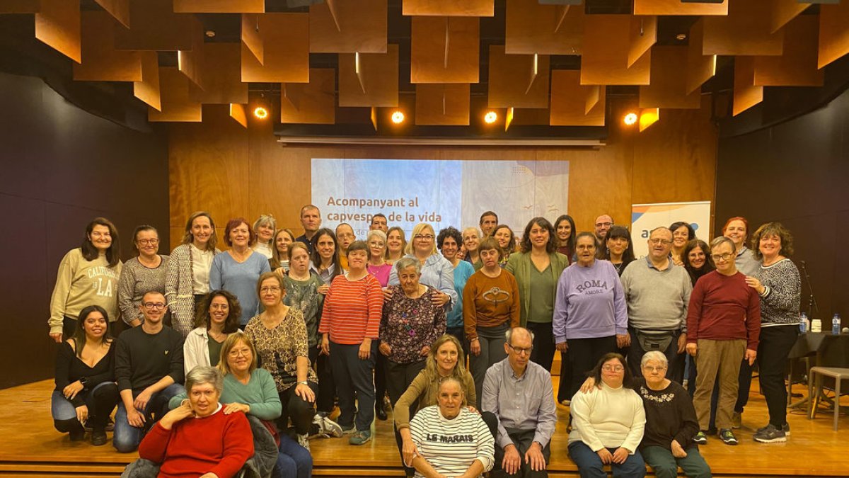 Foto de familia de los usuarios  y trabajadores de la Fundació Aspros que ayer participaron en la jornada en el Espai Orfeó de Lleida. - FUNDACIÓ ASPROS