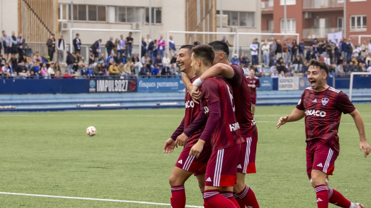 Jugadors del Lleida celebren un dels gols amb què diumenge van guanyar l’Europa. - JORDI ECHEVARRIA