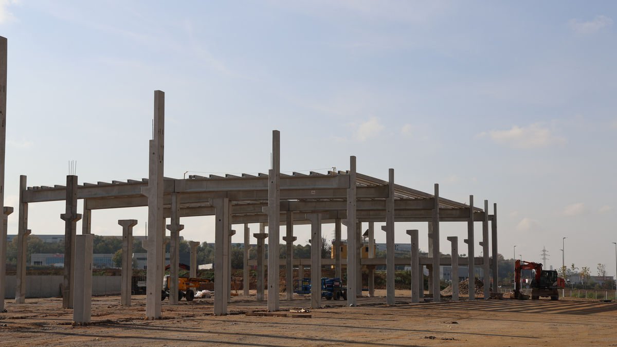 Las obras de la estructura del futuro Lleida Truck Center, en el polígono de Torre Solé, que impulsan Transports Trota y Nou Transport. - AMADO FORROLLA