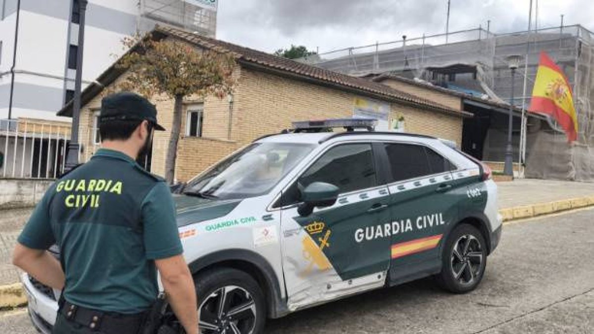 Estat en el qual va quedar el cotxe patrulla després de xocar contra el cotxe que conduïa l’arrestat. - GUÀRDIA CIVIL
