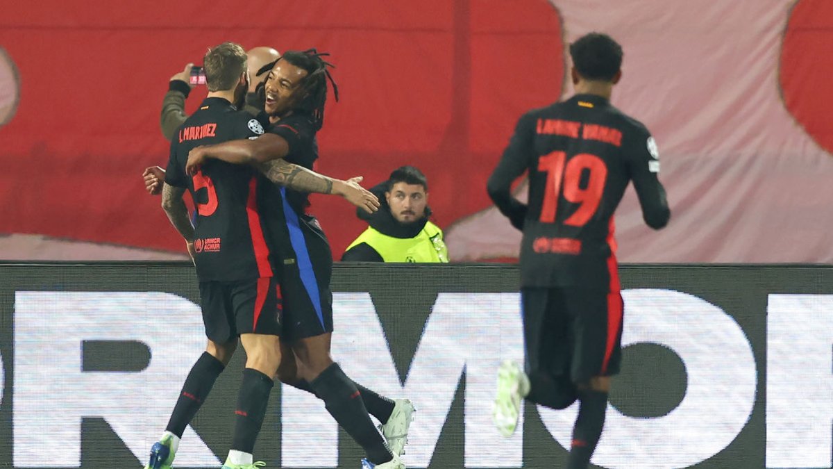 Jules Koundé felicita Íñigo Martínez, que va ser el que va inaugurar el marcador del partit per al FC Barcelona. - EUROPA PRESS
