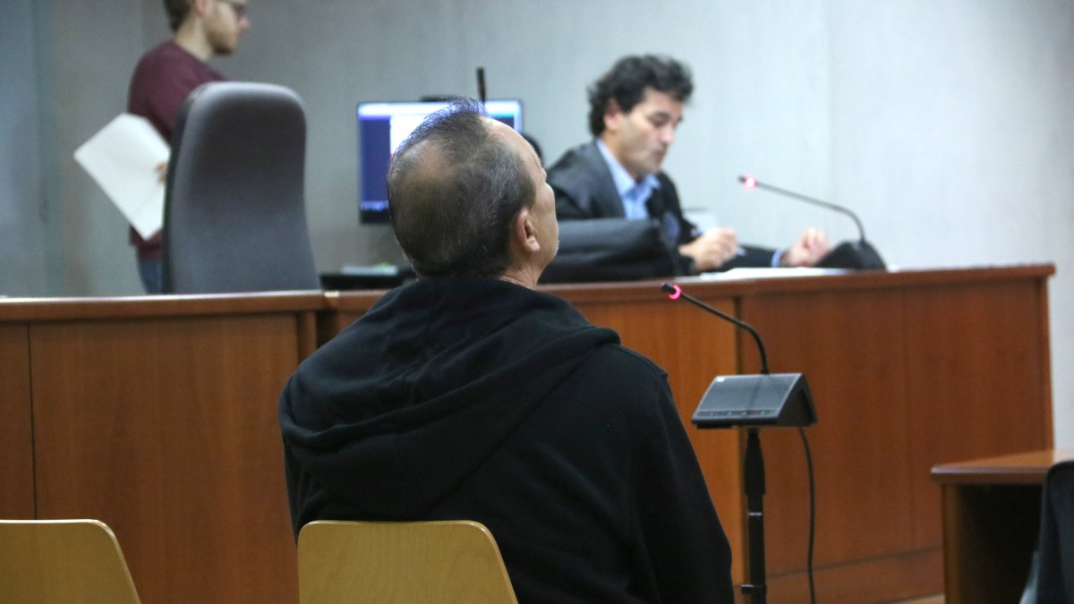 El processat per fer tocaments a la seva filla al banc dels acusats de l'Audiència de Lleida.