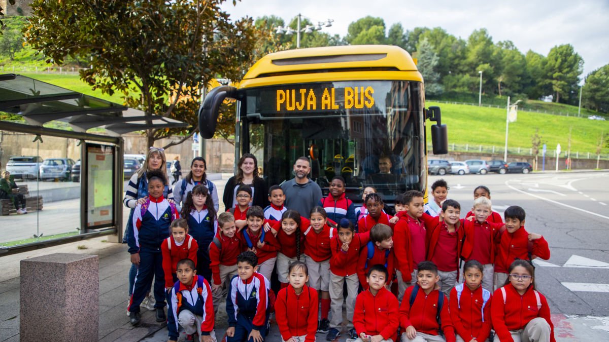 Alumnos y profesoras de la escuela Sagrada Família junto al edil Blanco, ayer antes de subir al bus. - GERARD HOYAS