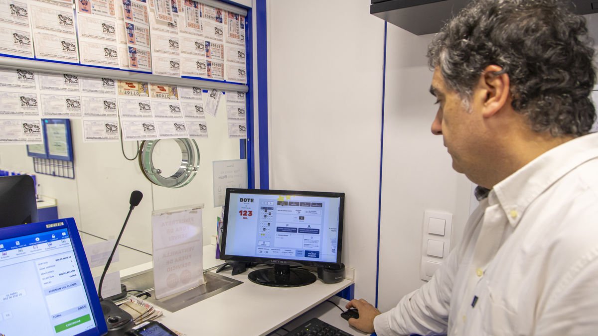 El responsable de Rosa de Ponent explica el nuevo sistema de IA. - JORDI ECHEVARRIA