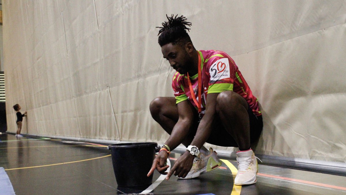 El jugador del Rodi Balàfia Vòlei, Eddy Herrera, muestra uno de los desperfectos de la pista. - INGRID SEGURA