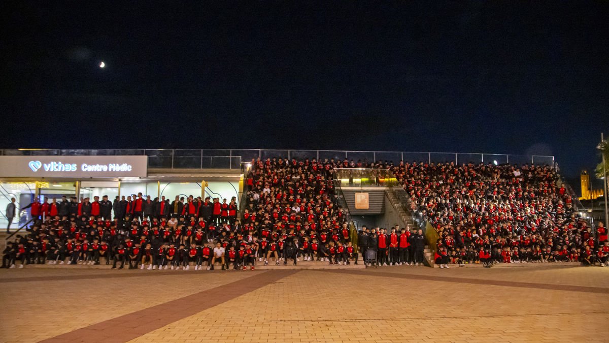 Los jugadores y entrenadores del Atlètic Segre posaron en las escaleras de la Llotja, junto a la clínica Vithas Lleida, demostrando la nutrida base que posee el club. - POL PUERTAS