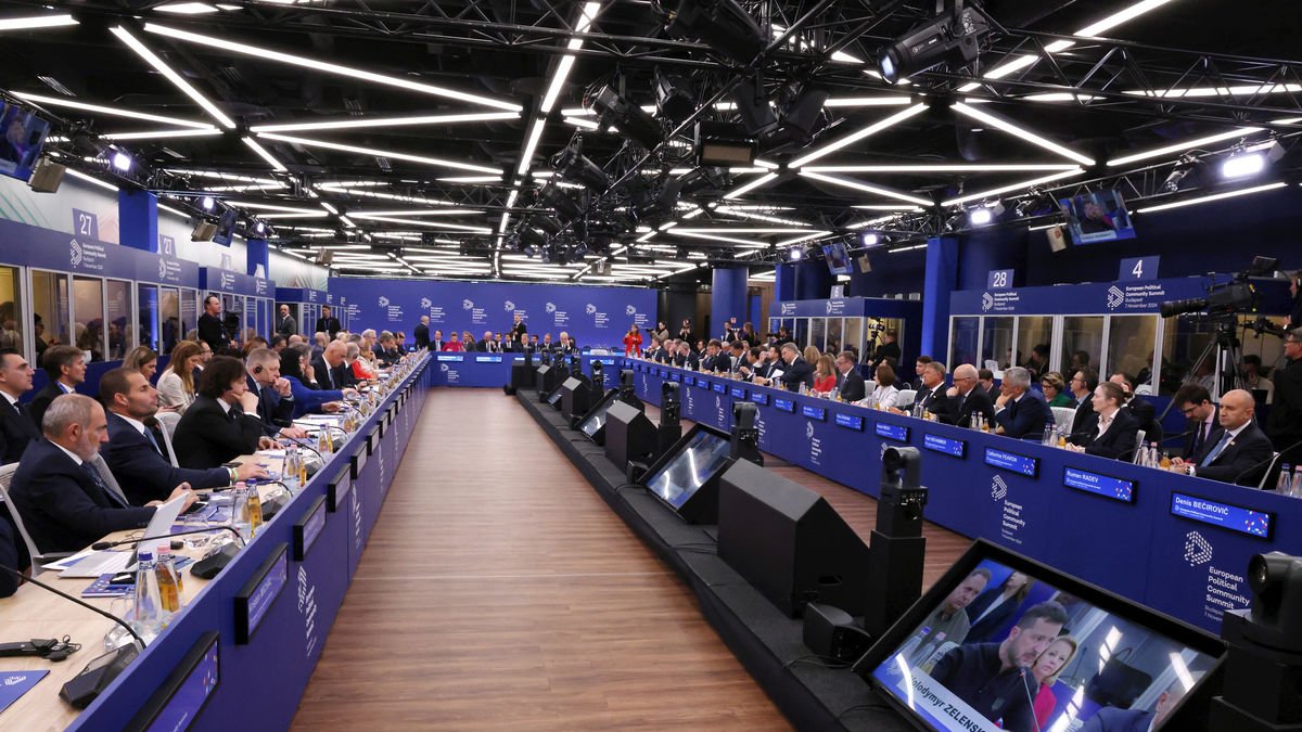 Los líderes europeos ayer en una cumbre encabezada por el húngaro Víktor Orbán, afín a Trump. - EUROPA PRESS