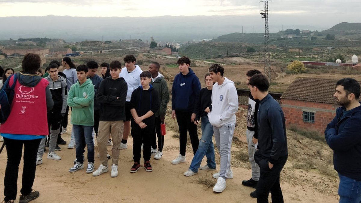 Alguns dels alumnes durant la ruta guiada. - INS SERÒS