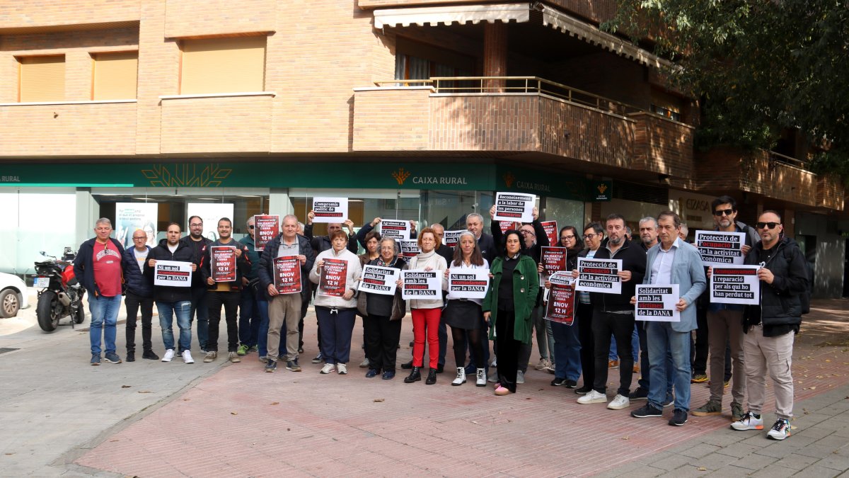 Concentración de CCOO delante la sede en la calle Enric Granados de Lleida en apoyo a los afectados por la dana.