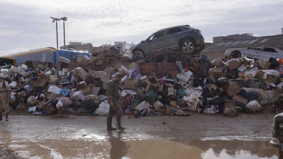 Estris i cotxes apilats en un carrer de Catarroja, aquest divendres.