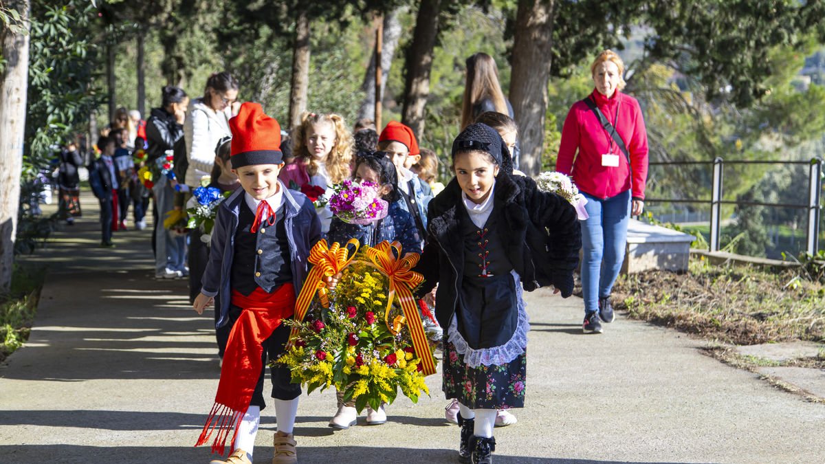 Ofrenda floral ayer al patrón de la capital de la Noguera, en la que participaron más de mil escolares. - JORDI ECHEVARRIA