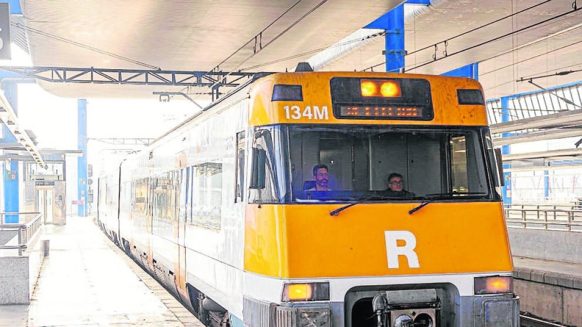 El primero de los trenes de la RL3 que empezó a circular en febrero entre Lleida y Cervera. - JORDI ECHEVARRIA