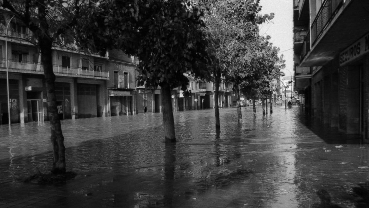 Els veïns recorden que l’onada d’aigua i fang va inundar l’avinguda de les Garrigues en minuts. - SCD