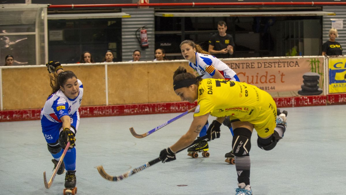 Dai Silva, que no estuvo acertada en sus lanzamientos a portería, intenta batir a la portera local. - ALEJANDRO LIÁÑEZ