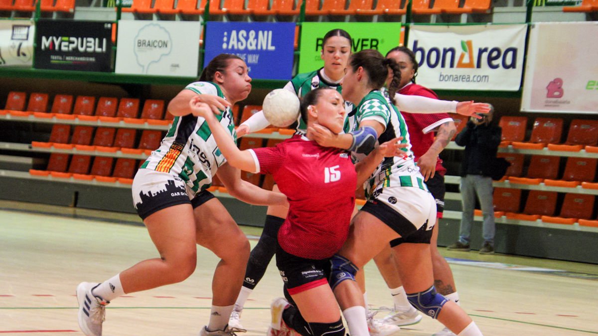 La jugadora del Lleida Caterina rep una falta d’una rival. - ANIOL MORAL