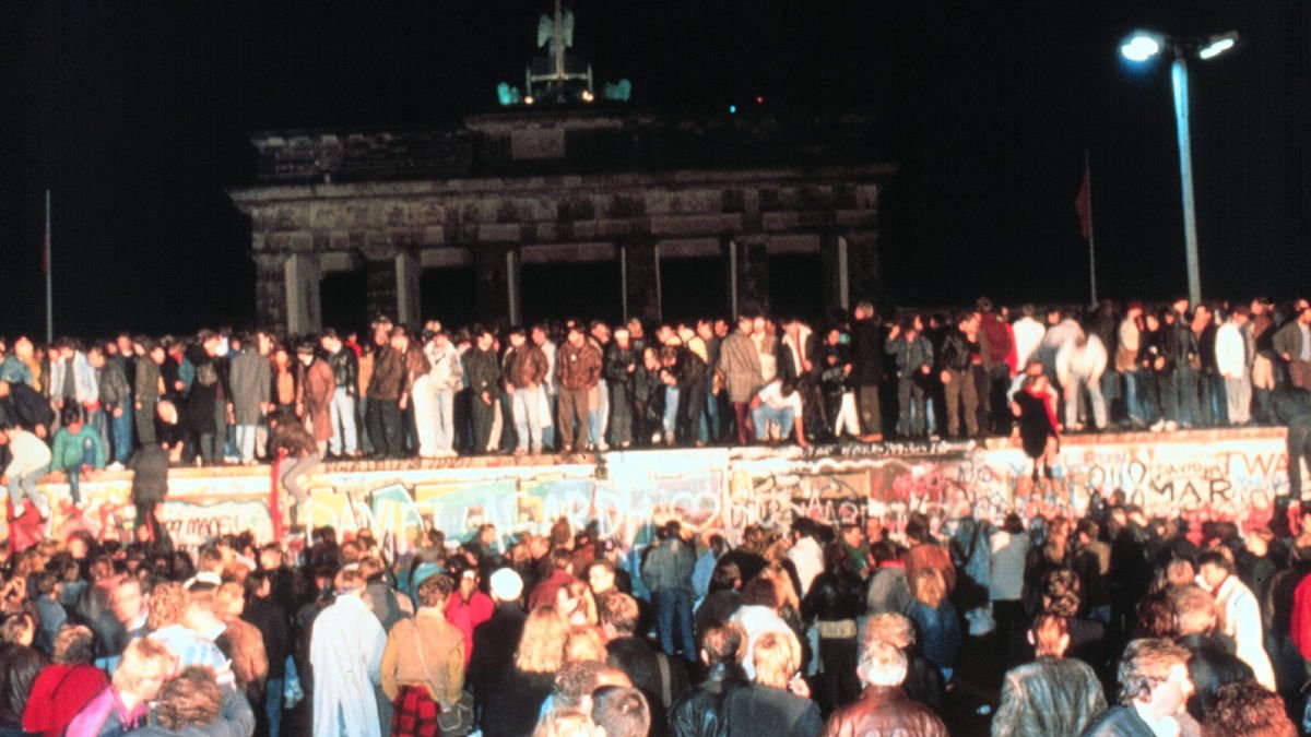 Imatge de la caiguda del mur de Berlín, ahir fa 35 anys. - EUROPA PRESS