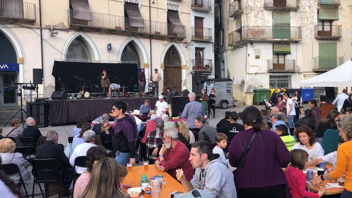 Centenars de veïns i visitants van omplir els carrers i places de Sort per gaudir de la Fira de Tardor. - AJUNTAMENT DE SORT
