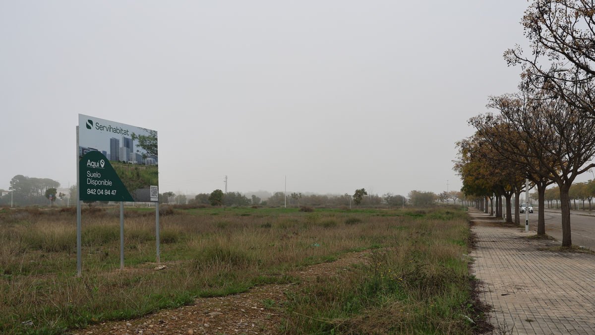 Cartel de “suelo disponible” en Torre Salses, donde se prevén viviendas y un centro comercial. - AMADO FORROLLA
