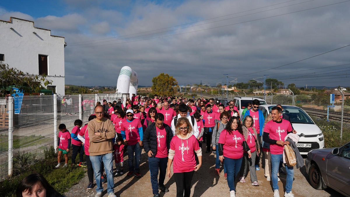 Els participants i voluntaris de la ruta solidària, que va acabar a la Granja Pifarré. - JORGE AGUSTÍN