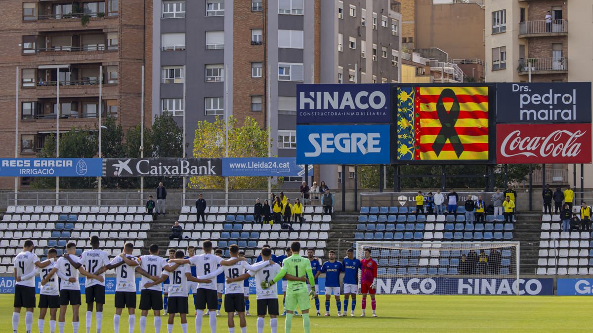 Imatge del minut de silenci en memòria de les víctimes de la dana a València. - JORDI ECHEVARRIA