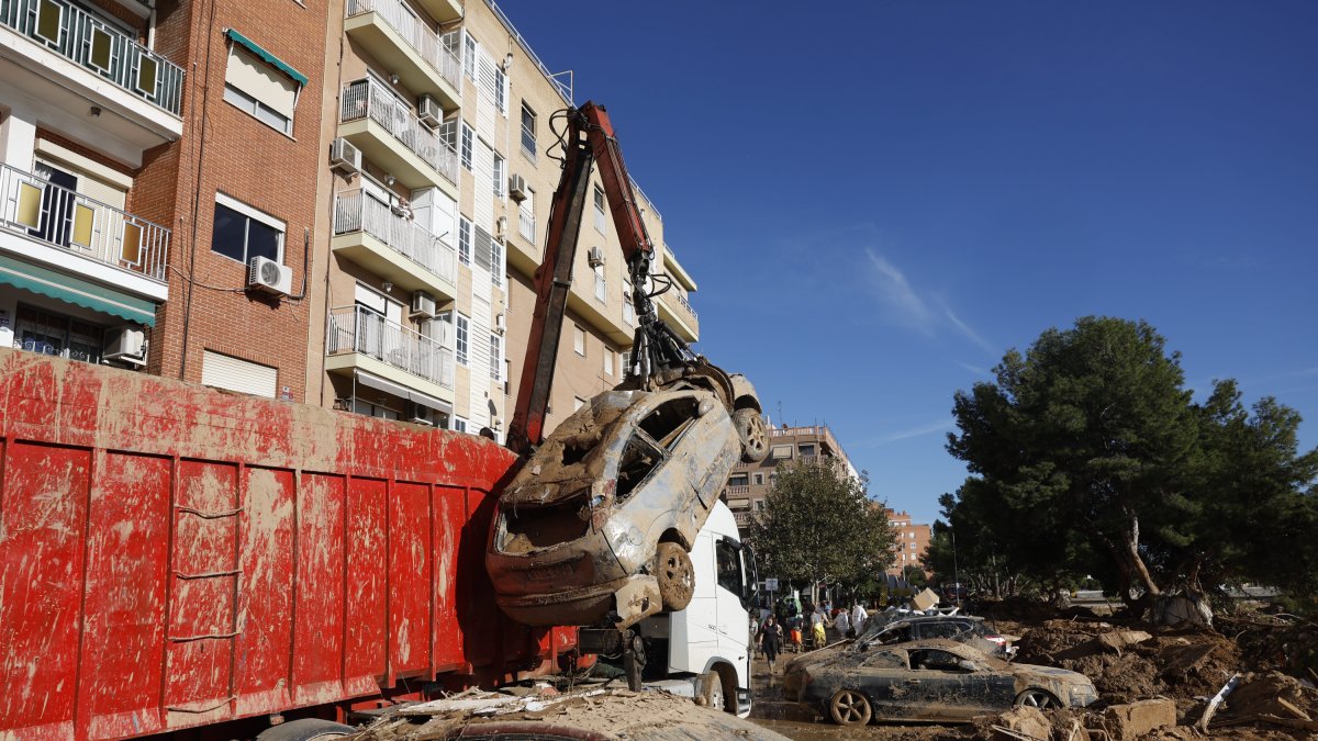 Un camió grua recull vehicles a Paiporta (València), aquest diumenge.