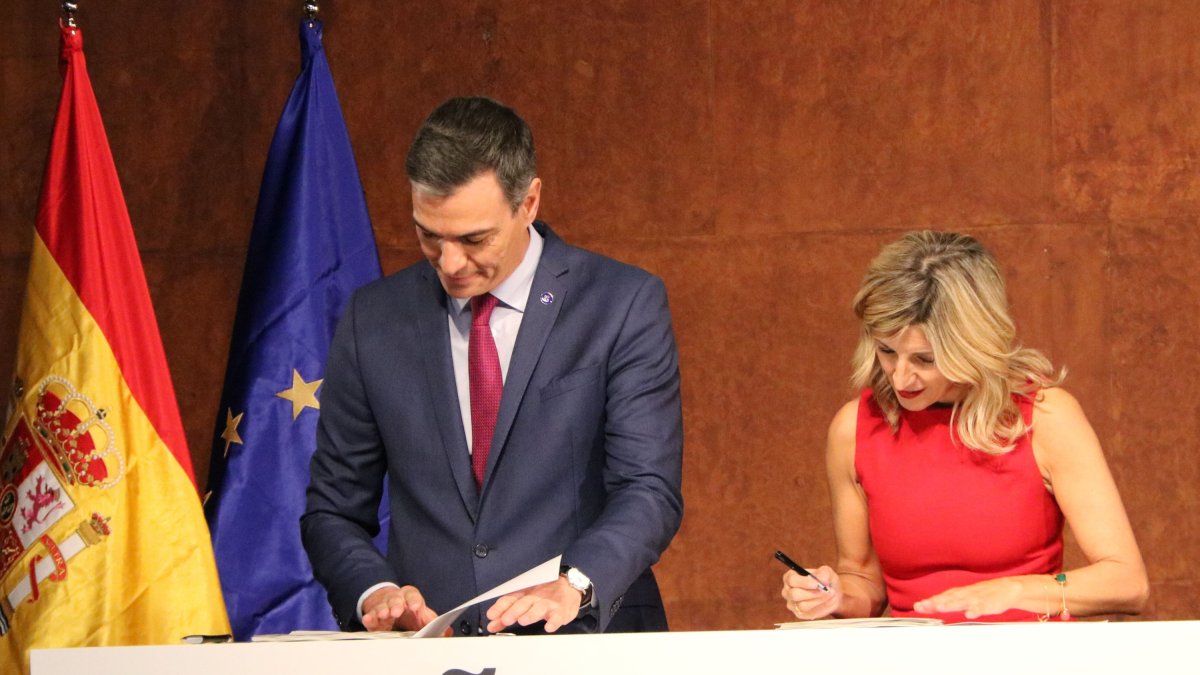 Els líders del PSOE i Sumar, Pedro Sánchez i Yolanda Díaz, firmen un acord en una imatge d’arxiu.