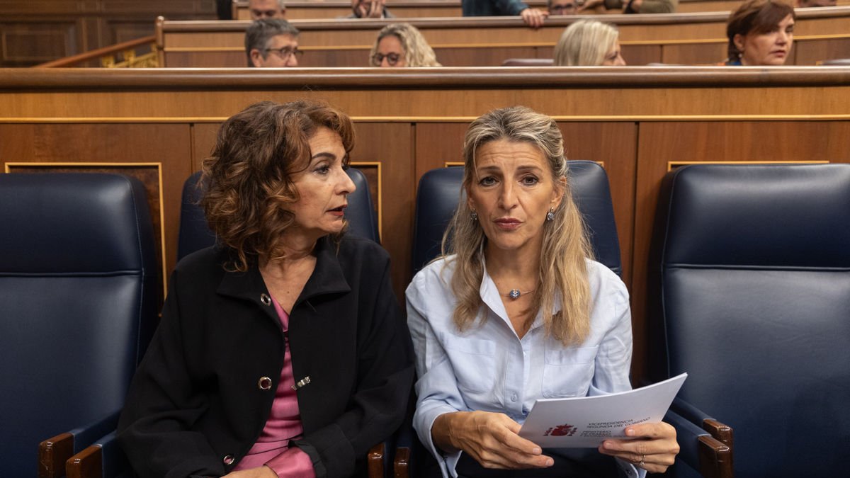 La vicepresidenta socialista María Jesús Montero i la de Sumar Yolanda Díaz, al Congrés. - EUROPA PRESS