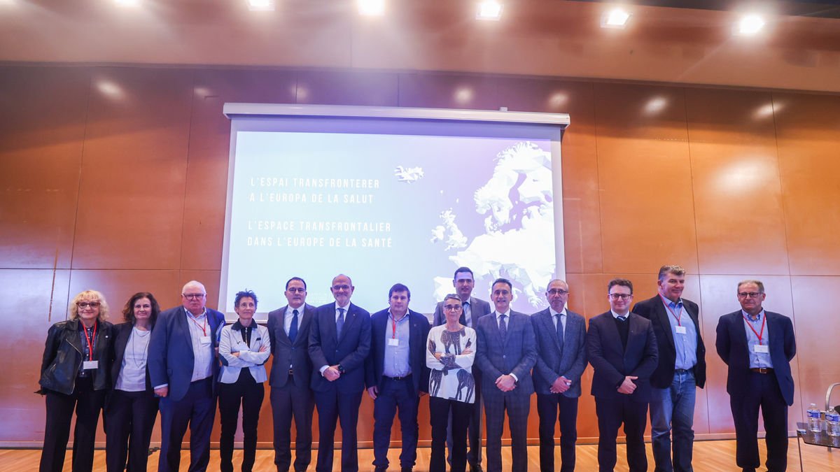 Foto de família de l’acte polític i institucional per commemorar els deu anys de l’hospital.