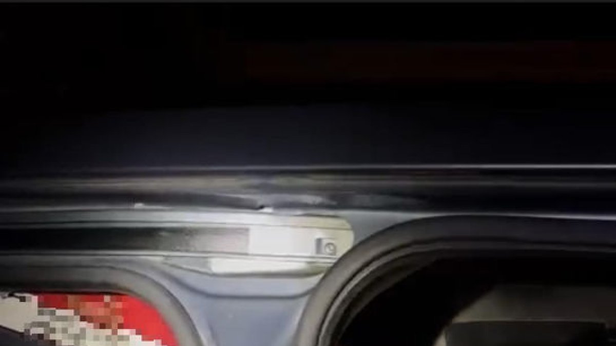 Foto del tabaco oculto en un doble fondo en el techo del vehículo. - POLICÍA DE ANDORRA