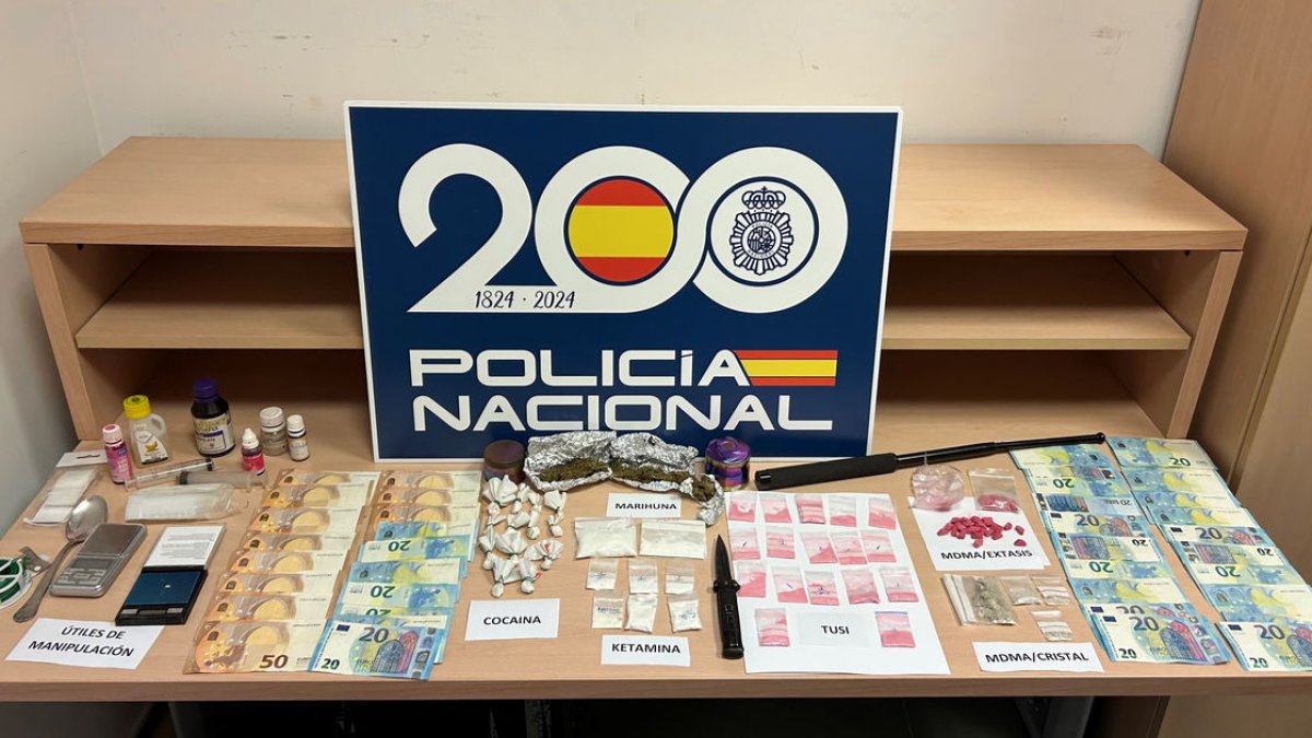 Vista de les substàncies estupefaents, els diners i el material confiscats als detinguts. - POLICIA NACIONAL