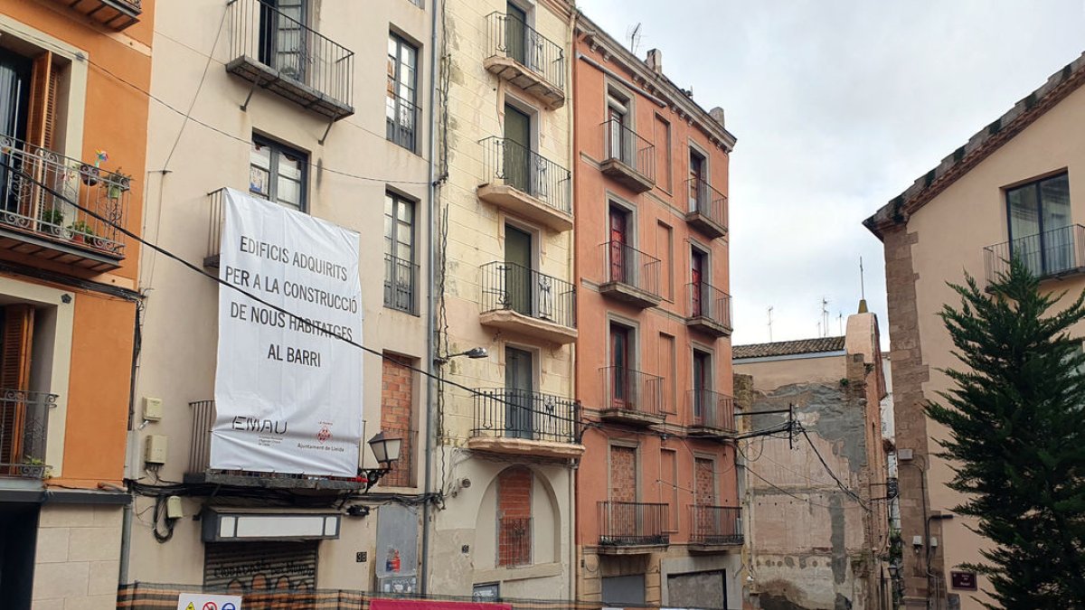 Los tres bloques de de Cavallers que serán derribados para construir 17 nuevas viviendas. - AJUNTAMENT DE LLEIDA