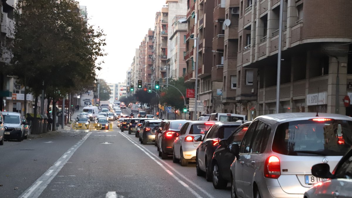 Cues a l'avinguda Príncep de Viana per obres en una imatge d'arxiu