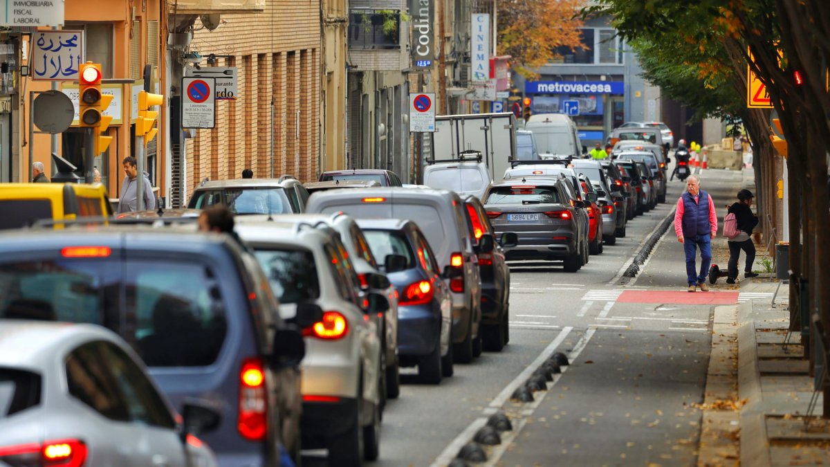 Cues de vehicles aquest matí a Anselm Clavé.