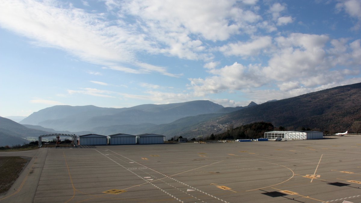 Pla general on es veu parteix de la pista de l’aeroport d’Andorra - La Seu.
