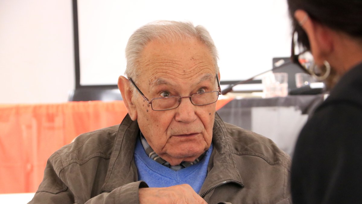 L'últim maqui viu, Joan Busquets, conversant amb un periodista a Barcelona.