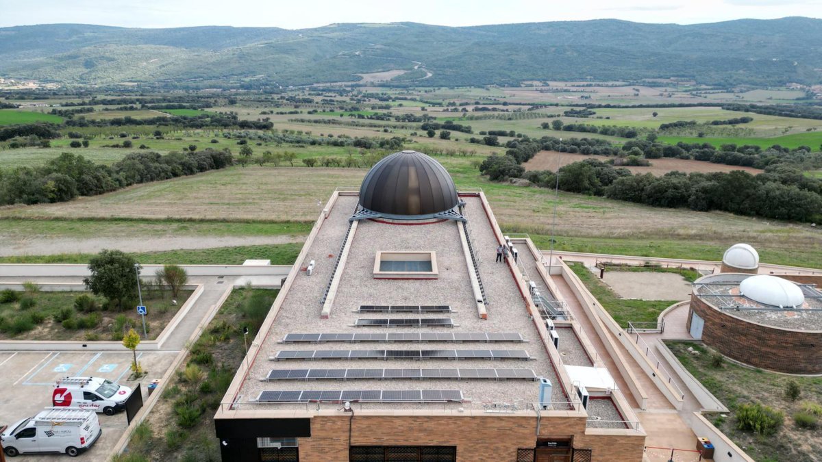 Placas solares en el tejado del Parc Astronòmic del Montsec en Àger