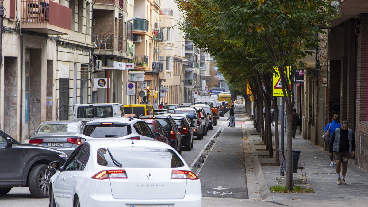 El tall de carrils de Príncep de Viana va provocar retencions a Anselm Clavé i Sant Ruf al matí. - JORDI ECHEVARRIA