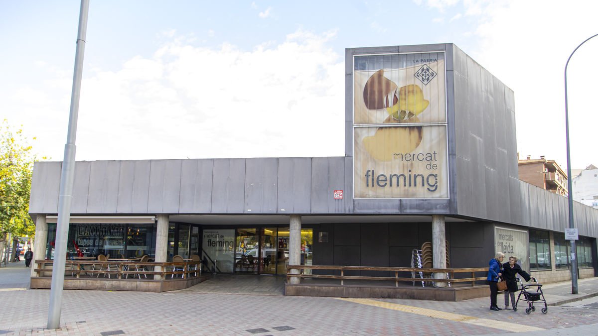 Vista exterior del mercat municipal de Ronda-Fleming, que serà reformat en els propers anys. - JORDI ECHEVARRIA