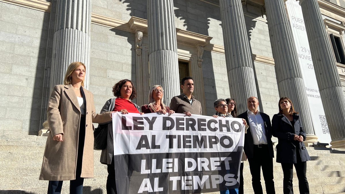 Defensors de la modificació legal, ahir a les portes del Congrés abans de la votació. - MIQUEL VERA/ACN