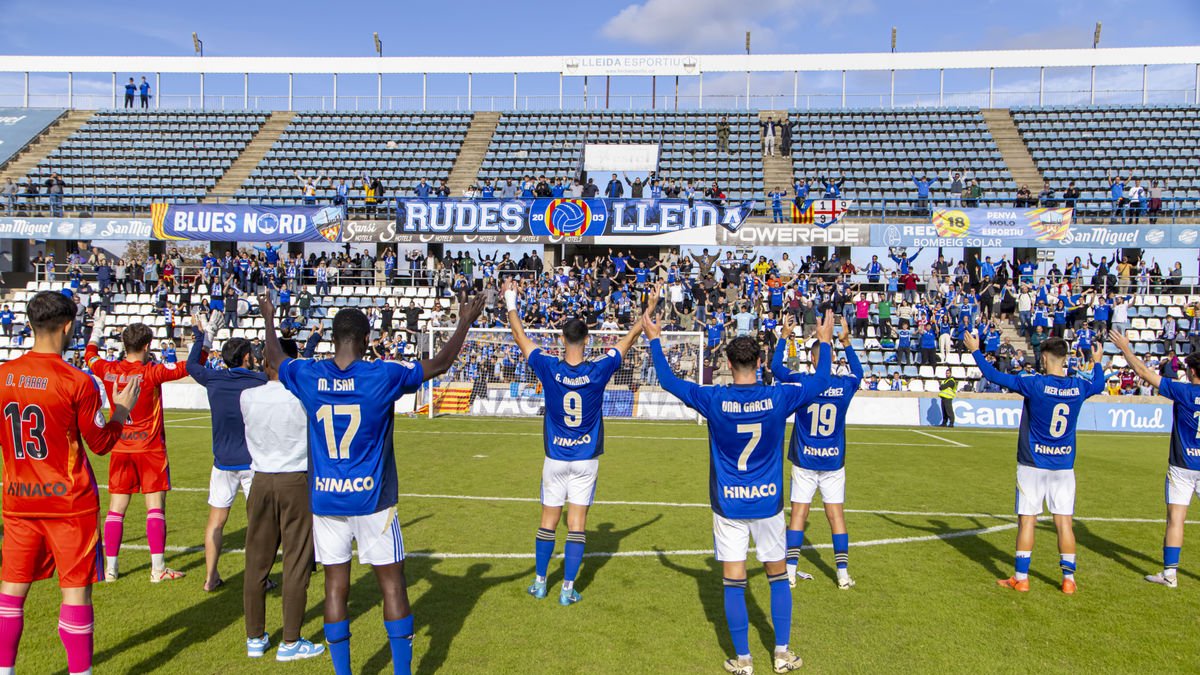 Los jugadores del Lleida saludan al Gol Nord el pasado domingo tras vencer al Peña Deportiva. - JORDI ECHEVARRIA