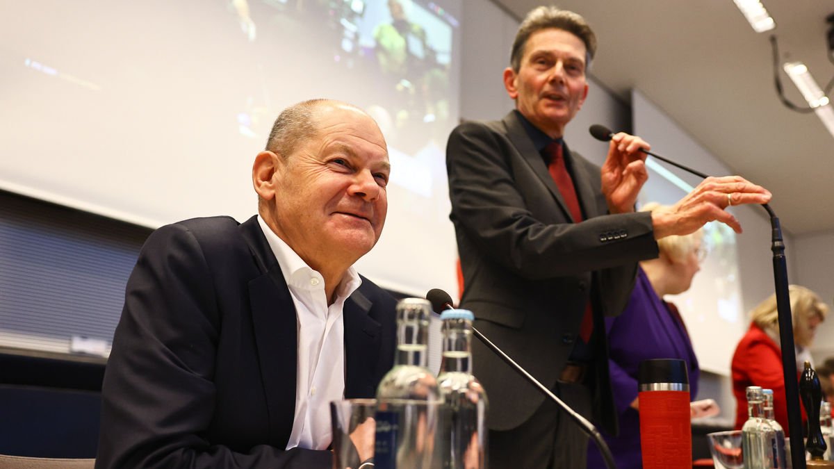 Olaf Scholz ayer junto al dirigente del SPD Rolf Mützenich. - EFE