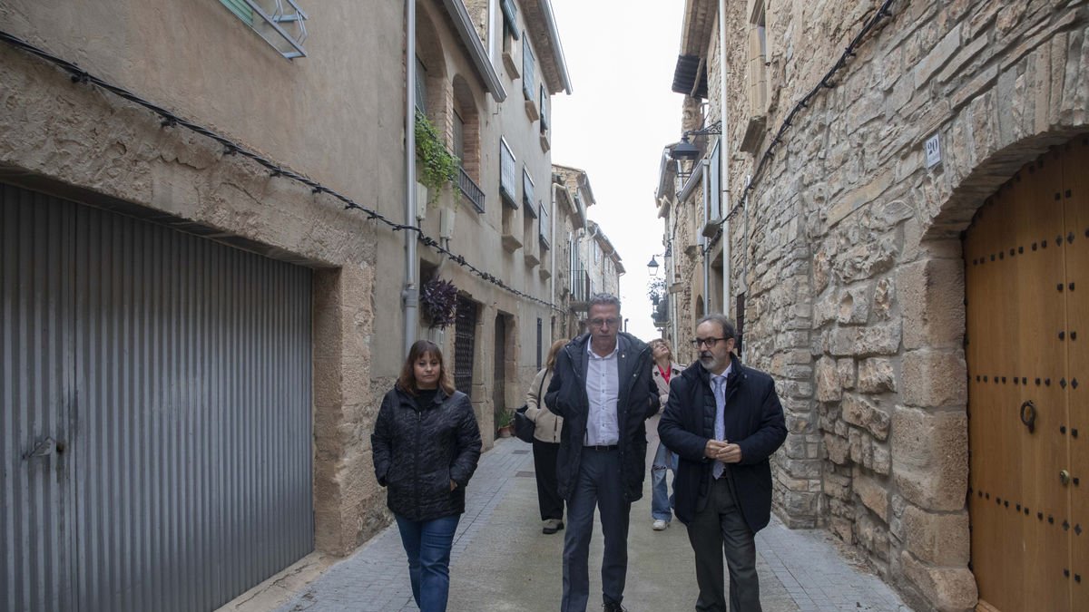 Talarn, en el centro, en su visita de ayer a Montornès. - CARMINA MARSIÑACH