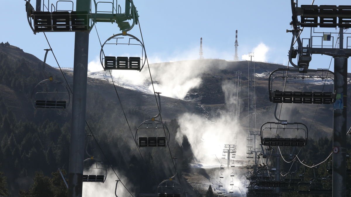 Port Ainé probaba ayer sus cañones de nieve. - EDGAR ALDANA