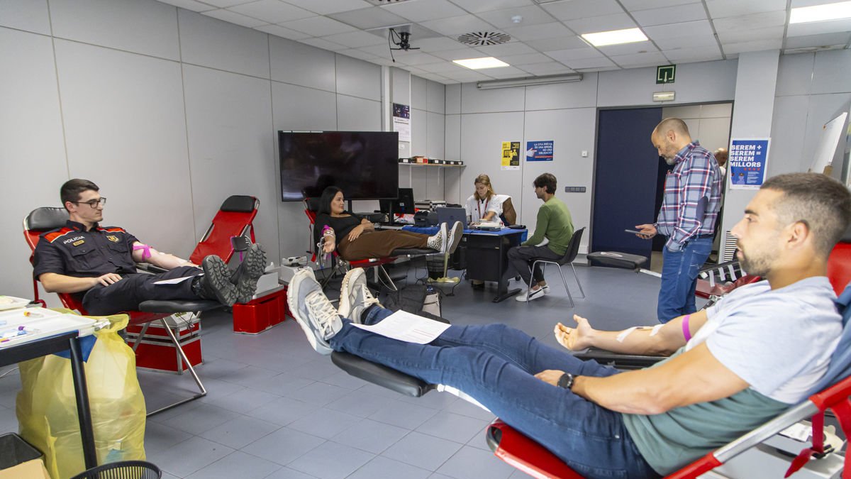 Jornada de donación de sangre en la comisaría de los Mossos en Lleida - JORDI ECHEVARRIA