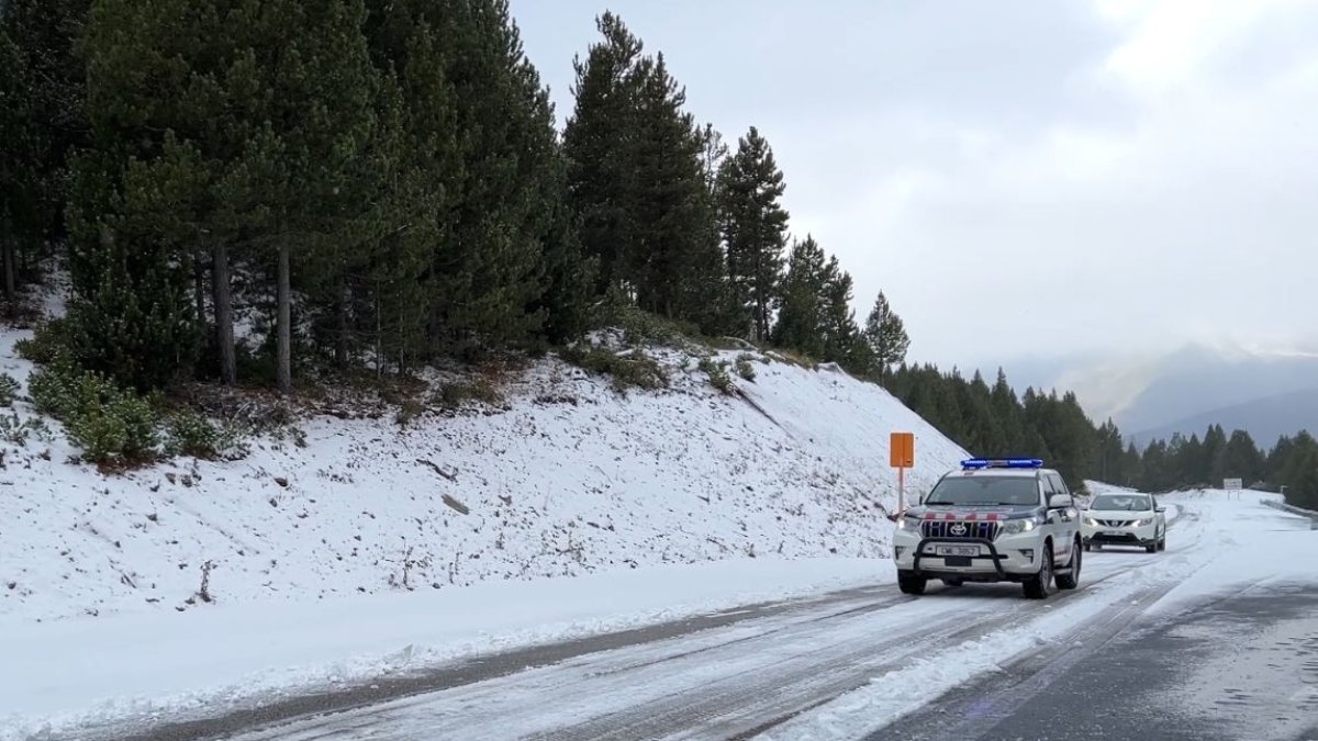 Imatge d'arxiu de neu a la carretera d'accés a l'estació d'esquí de Port Ainé, al Pallars Sobirà. 